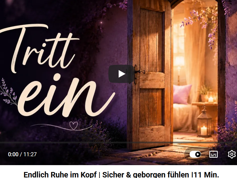 Vorschaubild führt zum YouTube-Video Vorschaubild der Meditation „Tritt ein“ mit einer geöffneten Holztür zu einem warm beleuchteten, gemütlichen Raum.